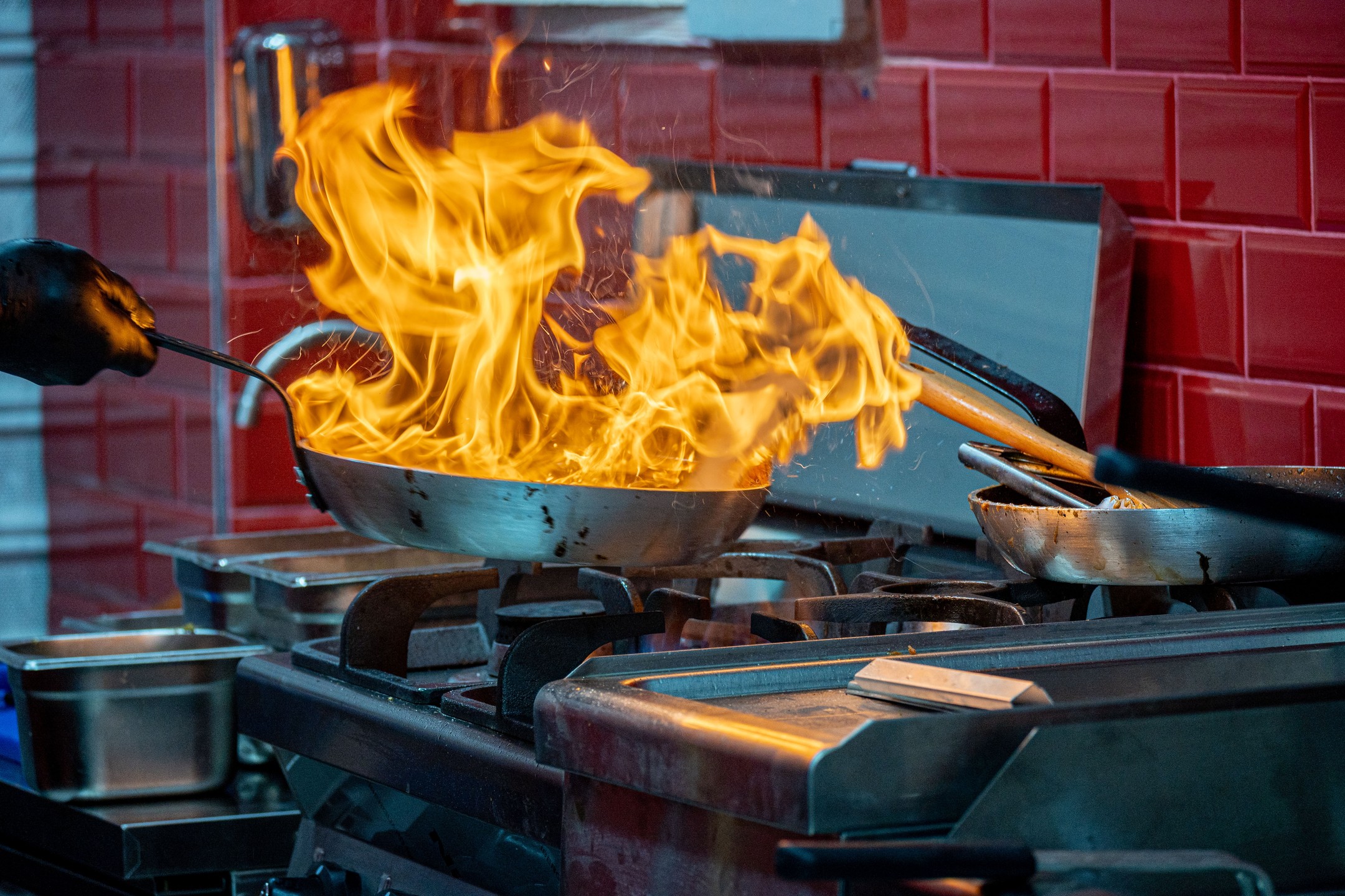 Production vidéo culinaire à Rabat avec plan de cuisine en flammes
